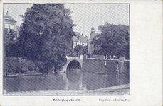 2260 Gezicht op de Tolsteegbrug (rechts) over de Stadsbuitengracht te Utrecht; in het midden de Bijlhouwerbrug.